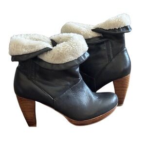 Very Volatile Black Leather faux fur Ankle Boots